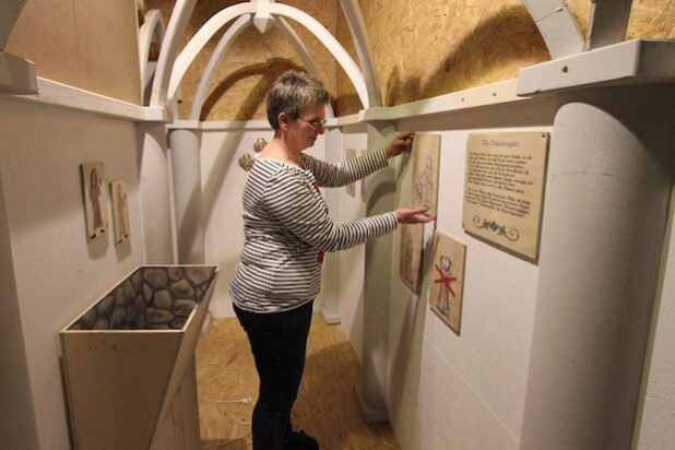 Museumsleiterin Dr. Corinna Nauck gibt der Inneneinrichtung des Klosternachbaus den letzten Schliff. Quelle: Gemeinde Wilnsdorf 