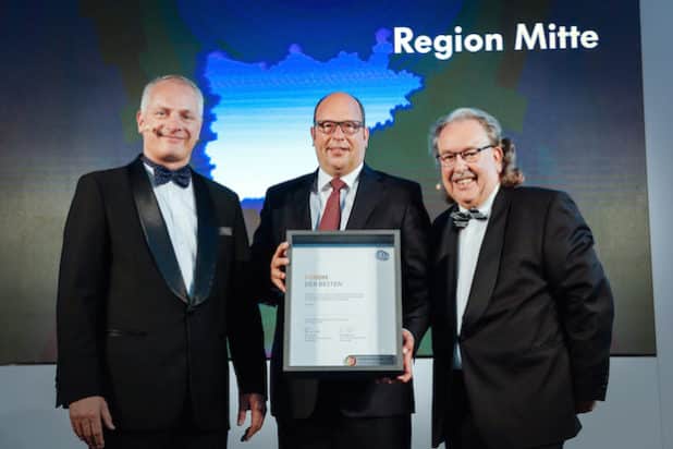 Heinrich Rosier (Mitte) nahm die Auszeichnung von VW-Verantwortlichen in Berlin entgegen. - Quelle: ROSIER GmbH & Co. KG 