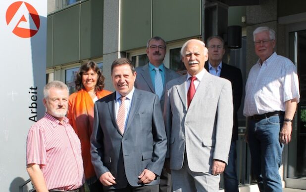 (von den hinteren Treppenstufen nach vorn sowie jeweils links nach rechts): Michael Hermund, Ulrich Padberg, Alexander Neumann, Karin Käppel, Klaus-Peter Kusch, Werner Sülberg, Bernd Schildknecht. Quelle: Agentur für Arbeit Iserlohn