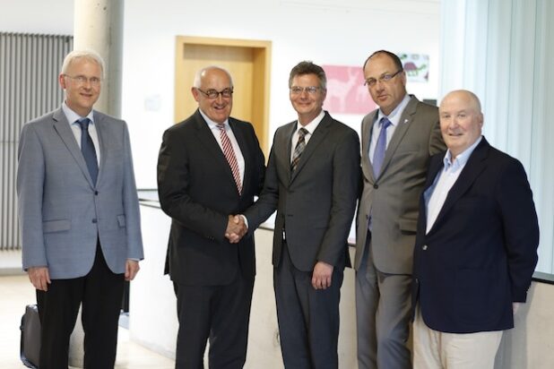 (v.l.n.r.) Prof. Dr. Alfons Noe, stellvertretender Vorsitzender der Hochschulwahlversammlung, Prof. Dr. Erwin Schwab, Prof. Dr. Andreas Nevoigt, Rektor Prof. Dr. Claus Schuster und Horst-Werner Maier-Hunke, Vorsitzender der Hochschulwahlversammlung. Quelle: Fachhochschule Südwestfalen