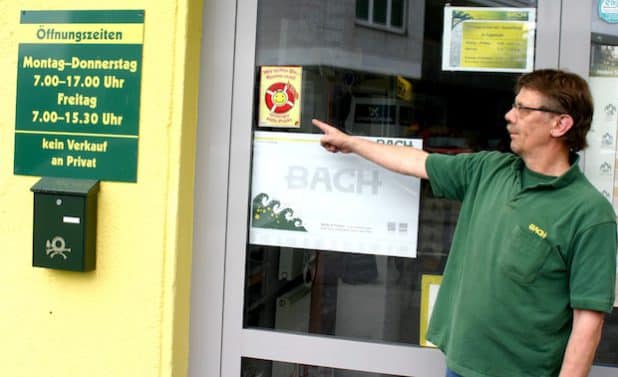 Klaus Bartmann signalisiert mit dem Aufkleber an der Tür des Sanitärhandels Bach: Hier bekommen Kinder und auch ältere Menschen Hilfe. Foto: Stadt Olsberg