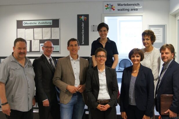 Dr. Bettina Wolf (2.v.r.) und Stephanie Krömer (3.v.r.) stellen dem CDU Stadtverbandsvorstand Siegen und Jens Kamieth MdL (3.v.l.) den Integration Point Siegen vor. Foto: Agentur für Arbeit