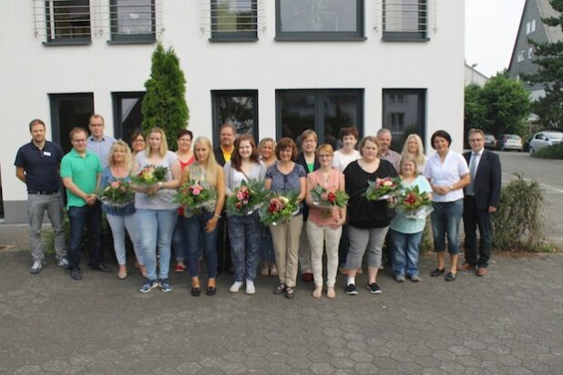 Heinz-Georg Eirund (Vorstandsvorsitzender Caritasverband Brilon, Foto rechts) freut sich mit den Mitarbeitenden für die Auszubildenden, die jetzt mit dem Ausbildungszeugnis und viel Praxiserfahrung ins Berufsleben starten. Foto: Caritas Brilon / Wamers