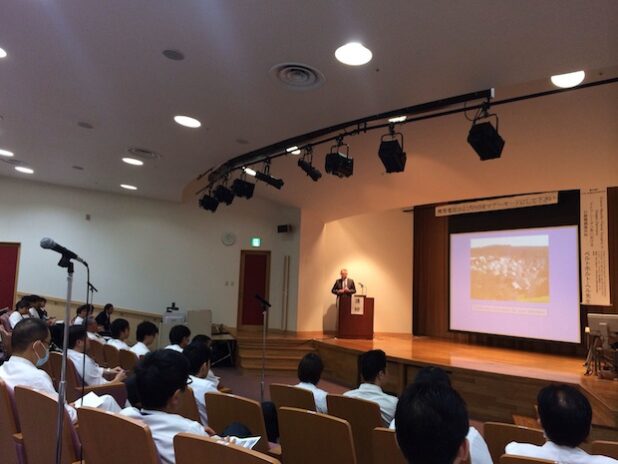 Professor Berthold Hell, Chefarzt für Mund-, Kiefer- und Gesichtschirurgie im Diakonie Klinikum Jung-Stilling in Siegen, teilt sein Expertenwissen mit japanischen Kollegen in Fukushima und Sapporo. Quelle: Diakonie in Südwestfalen gGmbH