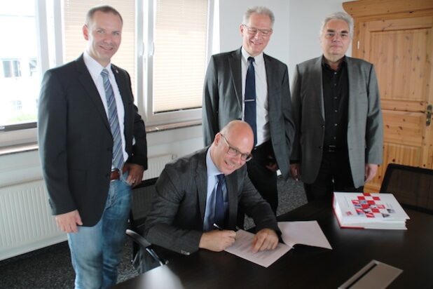 Fixierten gemeinsam die Entscheidung für den Umzug in den Märkischen Gewerbepark Rosmart (MGR): Die drei ipf- Geschäftsführer Christian Fiebach, Dirk Neuhaus und Bodo Hano, sowie MGR-Geschäftsführer Edgar Weinert (v.l.n.r.).Gesellschaft zur Wirtschafts- und Strukturförderung im Märkischen Kreis mbH (GWS)