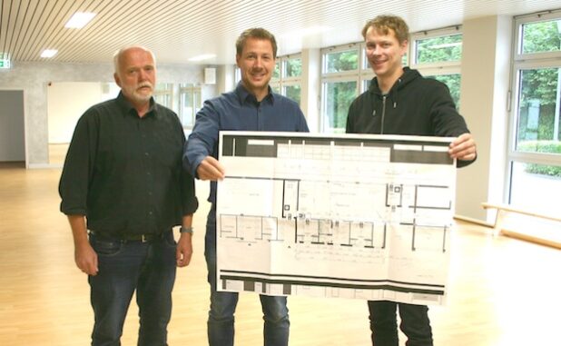 Stellten den Multifunktionsraum am Schwimmbad vor: die Planer Lars Ester (li.) und Dominik Kotthoff (re.) mit Reinhard Hermes. Bild: Stadt Meschede 