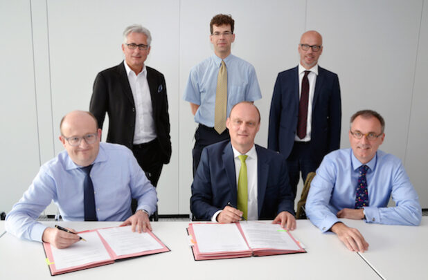 Unterzeichnung der Kooperationsverträge am 13. Juli 2016 in Hagen (vorne v.l.n.r.): ENERVIE Vorstandssprecher Erik Höhne, Thomas Armoneit (Stadtwerke Iserlohn, Bereichsleiter Techn. Management), Dr. Klaus Weimer (Sprecher der Geschäftsführung Stadtwerke Iserlohn); (hinten v.l.n.r.): Wolfgang Struwe (ENERVIE Vorstand Vertrieb und Personal), Dr. Arndt Bohrer (Mark-E, Abteilungsleiter Renewables), Ulrich K. Butterschlot (Stadtwerke Iserlohn, Bereichsleiter Service) (Quelle: ENERVIE Unternehmenskommunikation)