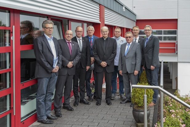 v. l. Dr. Stefan Nacke (Referent für Politik, Wirtschaft u. Soziales beim Bistum Essen), Hans-Joachim Waibel (DWS, Lüdenscheid), Meinolf Niemand (Hauptgeschäftsführer der Handwerkskammer Südwestfalen), Thomas F. Bock (Kreishandwerksmeister Märkischer Kreis), Bischof Dr. Franz-Josef Overbeck,  Andreas Kern (Geschäftsführer der Lauer Harz GmbH), Willy Hesse (WHKT-Präsident und Präsident der Handwerkskammer Südwestfalen), Pfarrer Andreas Rose (St. Joseph und Medardus, Lüdenscheid) und Jens Rodermund (Geschäftsführer der Kreishandwerkerschaft Märkischer Kreis). Quelle:  Markus Kluft (Handwerkskammer Südwestfalen)