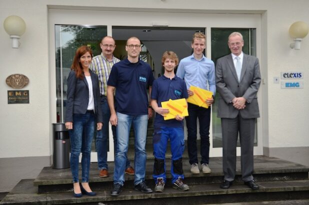 Der Geschäftsführer der EMG, Herr Edgar Michael Schäfer, Betriebsratsvorsitzender Stefan Köster sowie die Ausbildungsleiter Lena Rawe und Rony Brüser gratulieren den ehemaligen Azubis zu ihren glänzenden Prüfungsergebnissen. Quelle: EMG Automation GmbH