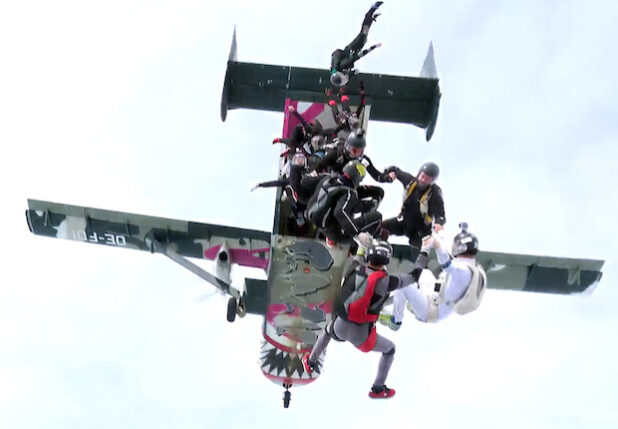 Nur nicht drängeln! Die Rekordspringer purzeln aus der Heckklappe der Skyvan. Die Teammitglieder, die später die Basis der Formation bilden sollen, halten sich dabei bereits an den Händen. So kann der Kreis in Folge schneller geschlossen werden. Foto: Tom Förster