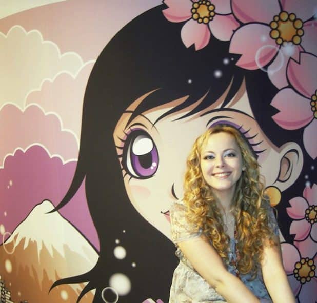 : Alexandra Völker zeigt den Teilnehmern, wie man im japanischen Manga-Stil zeichnet. Foto: Völker