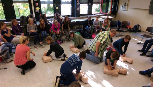 Interessiert und engagiert beteiligten sich die Convos-Schüler an dem Reanimationskurs. (Quelle: Marienkrankenhaus Soest)