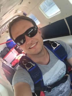 Der Siegener Stefan Gessner gehört zum Freefly-Team der Westerwälder Skydiver. In Marl haben die Luftathleten neue Maßstäbe gesetzt und eine nationale und europäische Bestmarke eingefahren bzw. eingeflogen. Foto: Privat 
