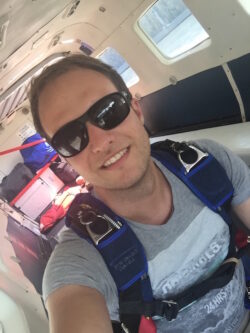 Der Siegener Stefan Gessner gehört zum Freefly-Team der Westerwälder Skydiver. In Marl haben die Luftathleten neue Maßstäbe gesetzt und eine nationale und europäische Bestmarke eingefahren bzw. eingeflogen. Foto: Privat
