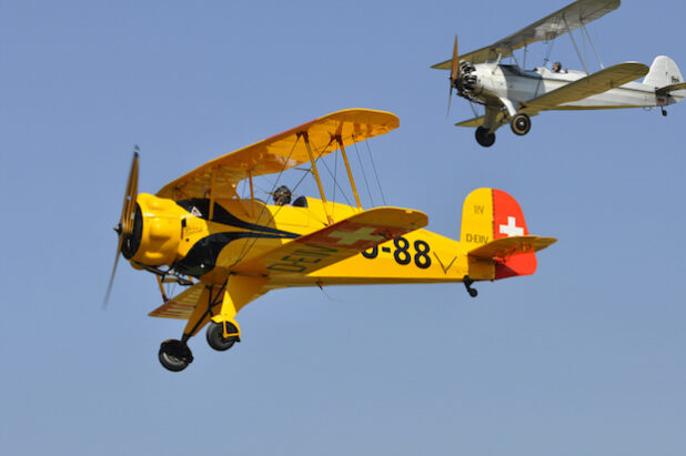 Klassiker der Lüfte: Doppel-gedeckt hält besser. Die auf dem Siegerland-Flughafen beheimatete Sterntakt-Fraktion in einer Zweier-Formation. Vorne eine Bücker-Jungmeister, hinten der älteste noch flugfähige „Stieglitz“ der Welt, Baujahr 1936. Foto: Volker Hilpert 