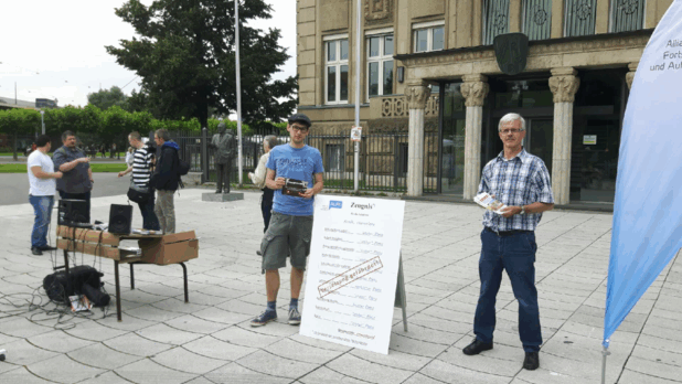 Foto: Köster und Hennes mit dem desaströsen Regierungszeugnis von rot-grün in Nordrhein-Westfalen. Die Versetzung von Hannelore Kraft scheint derzeitig massiv gefährdet.