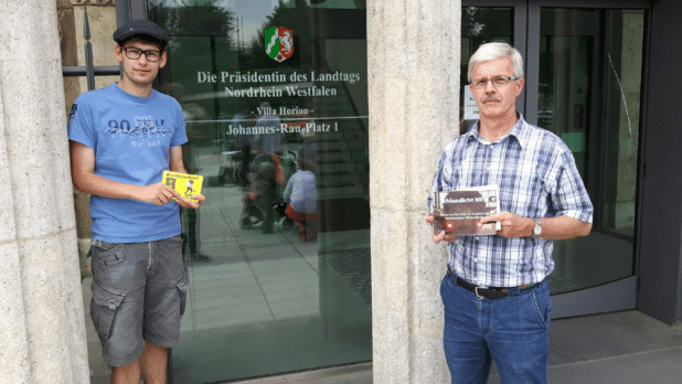 ALFA Kreisbeauftragter im Kreis Olpe, Matthias Köster (links) und der stv. ALFA Regionsvorsitzende aus Lennestadt, Gerd Hennes, vor der alten Staatskanzlei in Düsseldorf. 