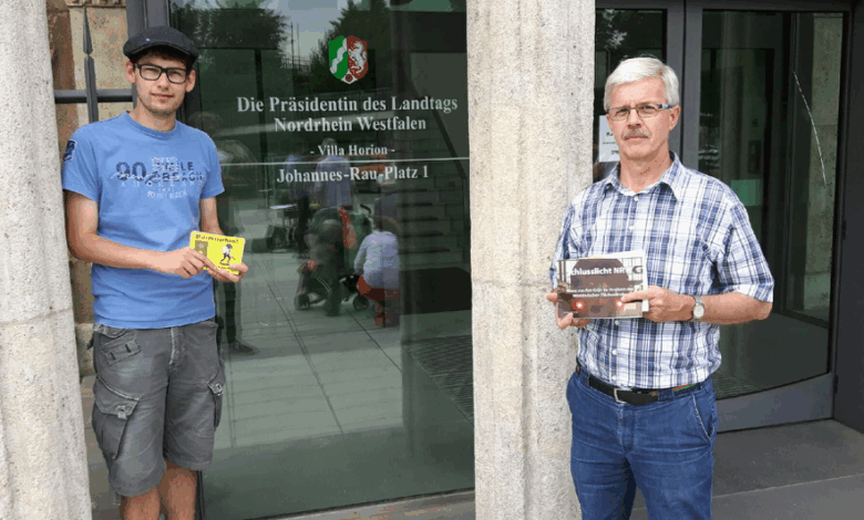 ALFA Kreisbeauftragter im Kreis Olpe, Matthias Köster (links) und der stv. ALFA Regionsvorsitzende aus Lennestadt, Gerd Hennes, vor der alten Staatskanzlei in Düsseldorf.