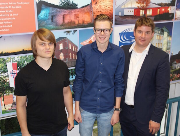 Bürgermeister Dr. Remco van der Velden (r.) begrüßte den neuen Auszubildenden Leon Bläsing (m.) in der Stadtverwaltung Geseke und gratulierte Oliver Hötte (l.) zur bestandenen Ausbildung zur Fachkraft für Abwassertechnik. (Quelle: Stadt Geseke)