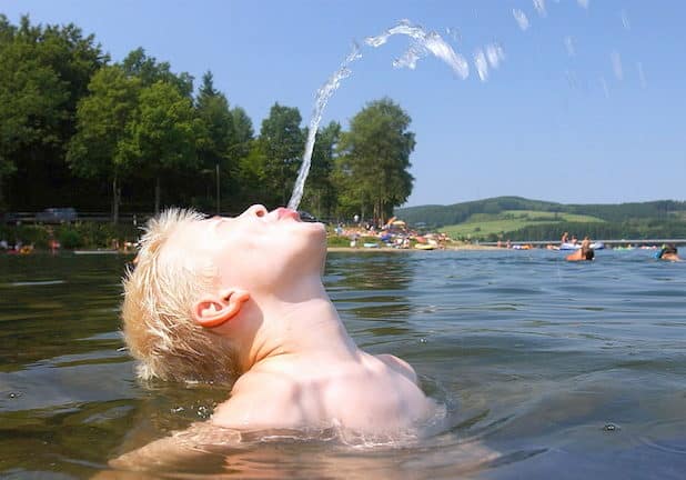 : Badespaß im Listersee (Sauerland-Tourismus/H.D. Wurm)