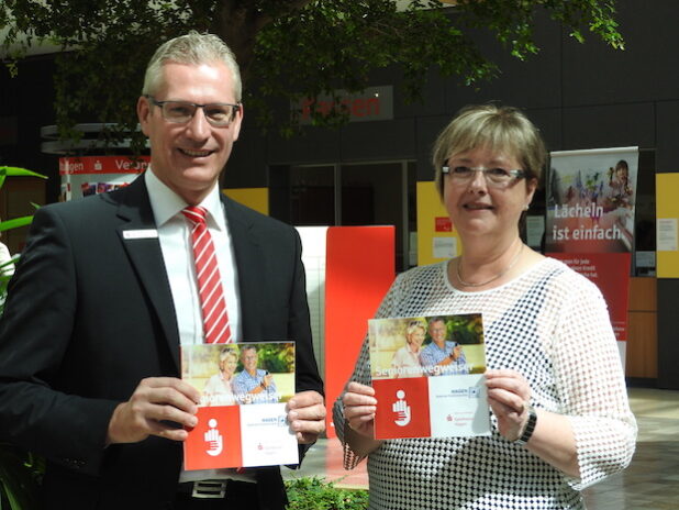 Ute Korflür (Abteilungsleiterin "Hilfe für Senioren" der Stadt Hagen) und Thomas Michalke (Abteilungsleiter Privatkunden der Sparkasse Hagen) präsentieren den druckfrischen Seniorenwegweiser. (Quelle: Sparkasse Hagen)