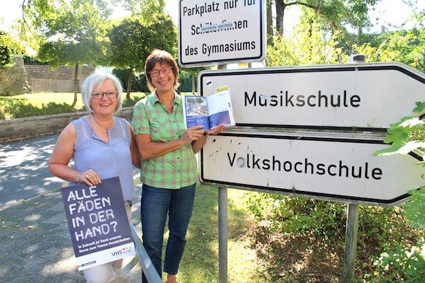 Angelika Koßmann (r.) und Ingrid Vogt (l.)  sind die Ansprechpartner bei der Geschäftsstelle Geseke der VHS vor Ort - Quelle: Stadt Geseke