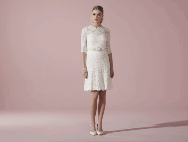 Für das Standesamt oder den Strand hat diese Kollektion die Trümpfe in der Hand. Kurze Kleider aus Stretch-Spitze, die mit vielen Accessoires sehr individuell getragen werden können. Foto: Lilly/akz-o