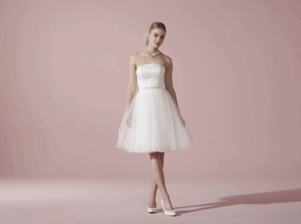 Für das Standesamt oder den Strand hat diese Kollektion die Trümpfe in der Hand. Kurze Kleider aus Stretch-Spitze, die mit vielen Accessoires sehr individuell getragen werden können. Foto: Lilly/akz-o