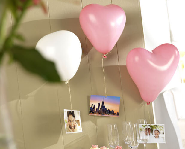 Wer möchte, kann Grüße an das Brautpaar auf Karten schreiben und an Luftballons gen Himmel steigen lassen. Foto: djd/www.pixum.de