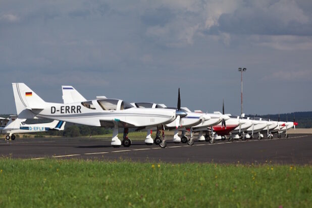(Fast) ganz in Weiß in Reih' und Glied: alles Handarbeit und „homebuilded": Glasair-Flugzeuge sind Rennpferde der Lüfte mit großem Spaßfaktor. Sie werden aber nur als Bausätze angeboten. Nix für doppelte Linkshänder. - Quelle: Sven Vollert