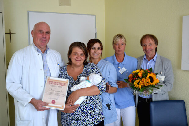 Freut sich über die Geburt ihrer Tochter und den außergewöhnlichen Geburtszeitpunkt: Swetlana Kehl (2. v. l.) mit Töchterchen Veronika auf dem Arm. Quelle: Katholische Hospitalgesellschaft Südwestfalen gGmbH
