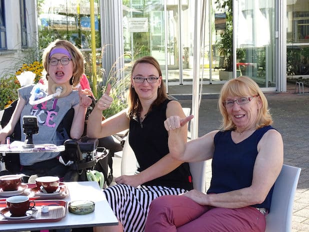 „Anke“ mit Angelique Badstübner (Fachleitung) und Sigrid Gerhardus beim gemütlichen Kaffeeplausch - Quelle: DRK-Kinderklinik Siegen gGmbH