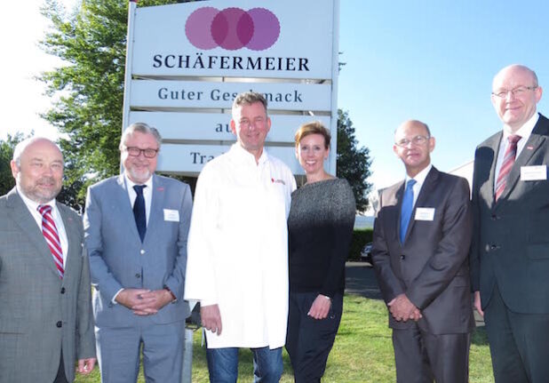 1.„Handwerk_live1_Schäfermeier“ (v.l.):  Kreishandwerksmeister Christoph Knepper, Ernst Wölke (Hauptgeschäftsführer der Handwerkskammer Dortmund), Josef und Nicole Schäfermeier (Josef Schäfermeier GmbH, Lippstadt), Alain Bethfort (Chambre de Métiers et de l’Artisanat de la Somme), Präsident Berthold Schröder (Handwerkskammer Dortmund)