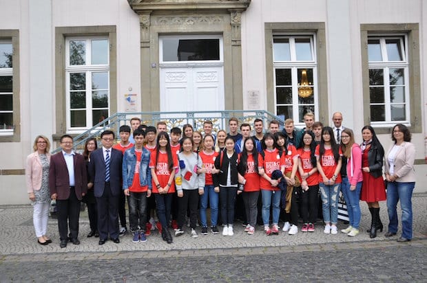  Besuch aus Shanghai am Stadtpalais: Bürgermeister Christof Sommer begrüßte die Austauschschüler in Lippstadt. Foto: Stadt Lippstadt