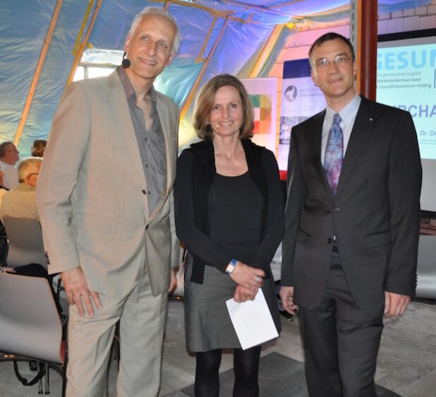Es geht um die Lunge: Die Chefärzte Dr. Dietrich Stockhausen (l.) Dr. Matthias Elbers (r.) stellen dich den Fragen der Moderatorin Elfie Schader (mitte). Quelle: Marienkrankenhaus Soest