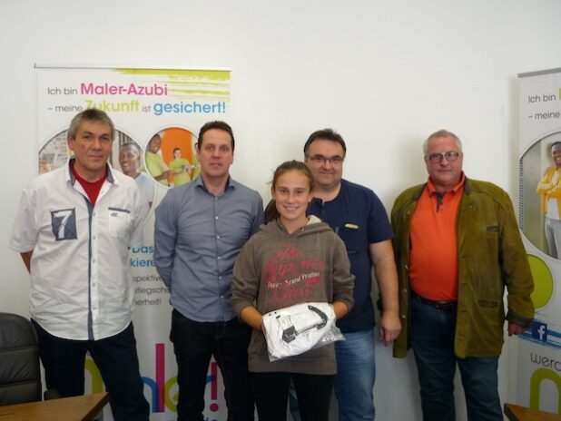 Aus den Händen der Innungs-Vorstandsmitglieder (von links nach rechts: Andreas Noffke, Frank Redottée, Thomas Wessel, Michael Langenberg) konnte Carmen Emke den 2. Preis, ein Trikot der deutschen Fußball-Nationalmannschaft entgegen nehmen. Die Kreishandwerkerschaft Märkischer Kreis mit Geschäftsstellen in Iserlohn und Lüdenscheid vertritt als Arbeitgeberverband des Handwerks die Interessen ihrer 26 Innungen mit rund 1.500 Innungsfachbetrieben. Quelle: Kreishandwerkerschaft Märkischer Kreis