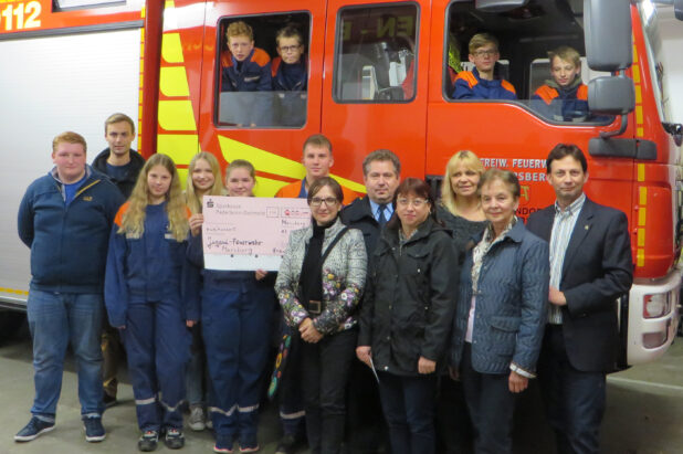 Die Vertreter der JU Niklas Gerlach und Nicolas Siebrecht sowie die Vertreterinnen und Vertreter der CDU Lillianna Brinke, Marina Wecker, Manuela Köhne, Mechthild Mütherig und Michael Rosenkranz bei der Scheckübergabe an Stadtjugendfeuerwehrwart Matthias Raue und die Jugendfeuerwehrleute - Quelle: CDU Stadtverband Marsberg