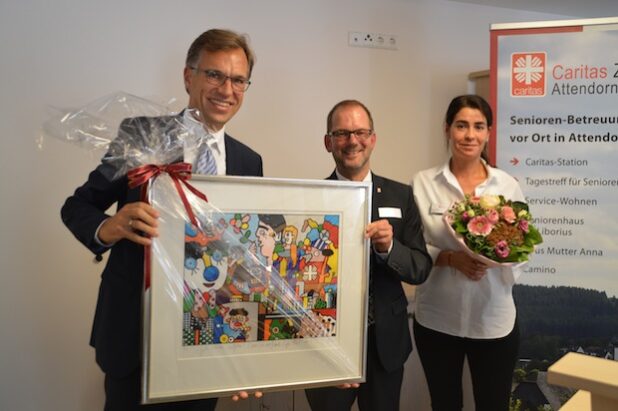 Christoph Heuel überreichte an Zentrumsleiter Uli Mertens und Einrichtungsleiterin Ebru Özbek (v,.l). Bild: Ottmar Alt.