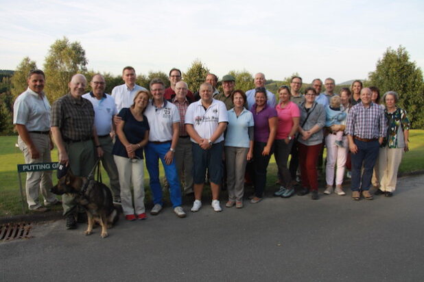 Auf Einladung des Golfclubs Siegerland hat der Kreisverband der Freien Demokraten kürzlich im Zuge seines „Lokalliberalen-Treff“ mit einer 25- köpfigen Gruppe an einem Schupperkurs teilgenommen. - Quelle: Peter Hanke 