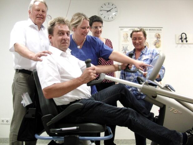 (v. l. n. r.) Meinolf Bäcker (Förderverein des St. Johannes-Pflegezentrum)und Ulrich Mönke (Förderverein Kath. Krankenhaus St. Johannes-Hospital Neheim e.V.), übergaben den neuen Ganzkörpertrainer an Anja Vitt (Dipl.-Physiotherapeutin), Jessica Meyer (Leiterin Therapiezentrum) und Monja Luig (Leitung St. Johannes-Pflegezentrum).Quelle: Klinikum Arnsberg GmbH