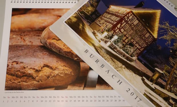 Der neue Kalender mit Burbacher Motiven ist ab sofort unter anderem im Bürgerbüro erhältlich. Quelle: GEMEINDE BURBACH