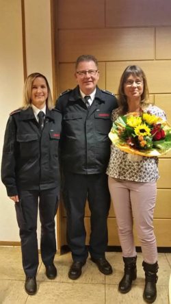 Nadine Dörseln mit scheidendem Zugführer Bernd Kriesten und Ehefrau Gabi. Quelle: Feuerwehr Kierspe