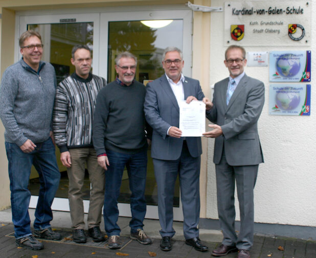 Einen Bewilligungsbescheid über 373.000 Euro überreichte Ferdinand Aßhoff (re.) an Bürgermeister Wolfgang Fischer (2.v.re.). Mit im Bild: Schulleiter Egon Specht, Richard Köhler von der Stadt Olsberg und Konrektor Dirk Sprinke. Foto: Stadt Olsberg