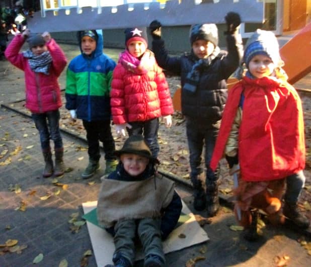 Die Vorschulkinder des Kindergartens spielten die Geschichte von St. Martin. Foto: Kindergarten Grevenstein