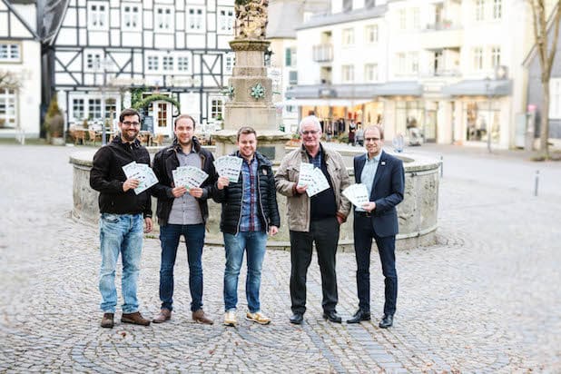 Sind mit der Resonanz der Aktion „Brilon bewegt“ sehr zufrieden und freuen sich auf die Gewinnerermittlung beim Briloner Weihnachtsmarkt: Johannes Schröder (Bike-Center Feldmann), Kai und Dominic Neumann (Zweirad Neumann), Hubert Feldmann (Bike-Center Feldmann) und Bürgermeister Dr. Christof Bartsch - Quelle: Brilon Wirtschaft und Tourismus GmbH