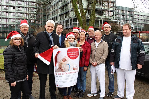 Mitarbeiterinnen und Mitarbeiter der Märkischen Kliniken, die das Orga-Team des Weihnachtsmarktes bilden. Inmitten (3. v. li.) Dr. Thorsten Kehe, Vorsitzender der Geschäftsführung der Märkischen Kliniken - Quelle: Andrea Kleff