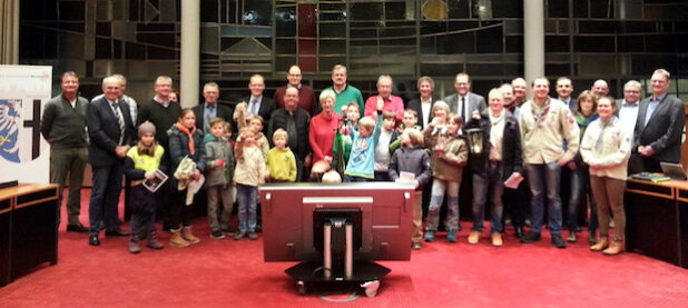 Die Wölflinge des DPSG-Stamms St. Georg gaben das Friedenslicht aus Bethlehem jetzt im Mescheder Rathaus an Bürgermeister Christoph Weber sowie die Mitglieder des Haupt-, Finanz- und Wirtschaftsausschusses weiter. Bild:: Stadt Meschede