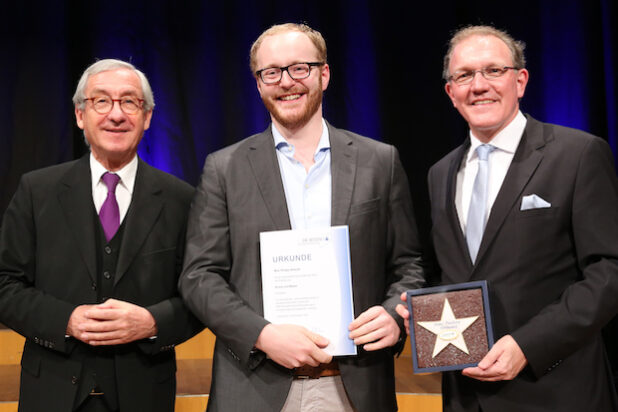 Die Ehrung wurde durchgeführt von Herrn Prof. Dr. Ulrich Lehner, Präsident der IHK Düsseldorf (li), und dem Hauptgeschäftsführer, Herrn Gregor Berghausen (re). In der Mitte: Marc-Philipp Hütwohl. Bild: IHK Düsseldorf/Linda Hammer
