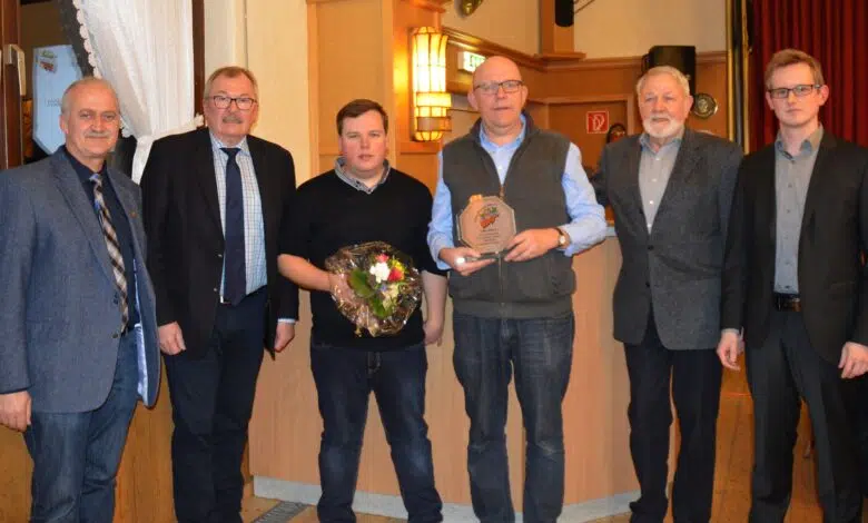 Foto von der Kreismusikverband Jahreshauptversammlung -Von links: Hermann-Josef Plassmann, Landrat Frank Beckehoff, Tobias Brömme, Volker Eberts, Herbert Tillmann und Peter Hebbecker.