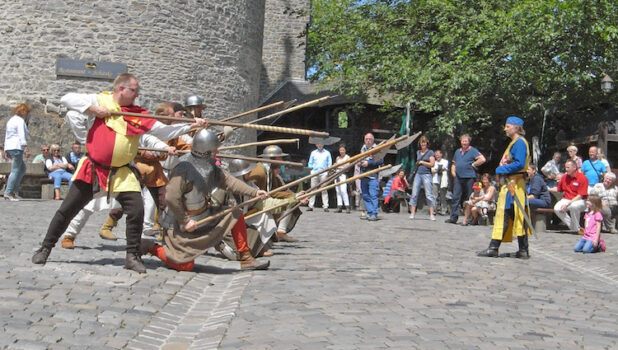 Auf Burg Altena ist die Ritterschaft der Wolfskuhle zu Gast Auf Burg Altena ist die Ritterschaft der Wolfskuhle zu Gast